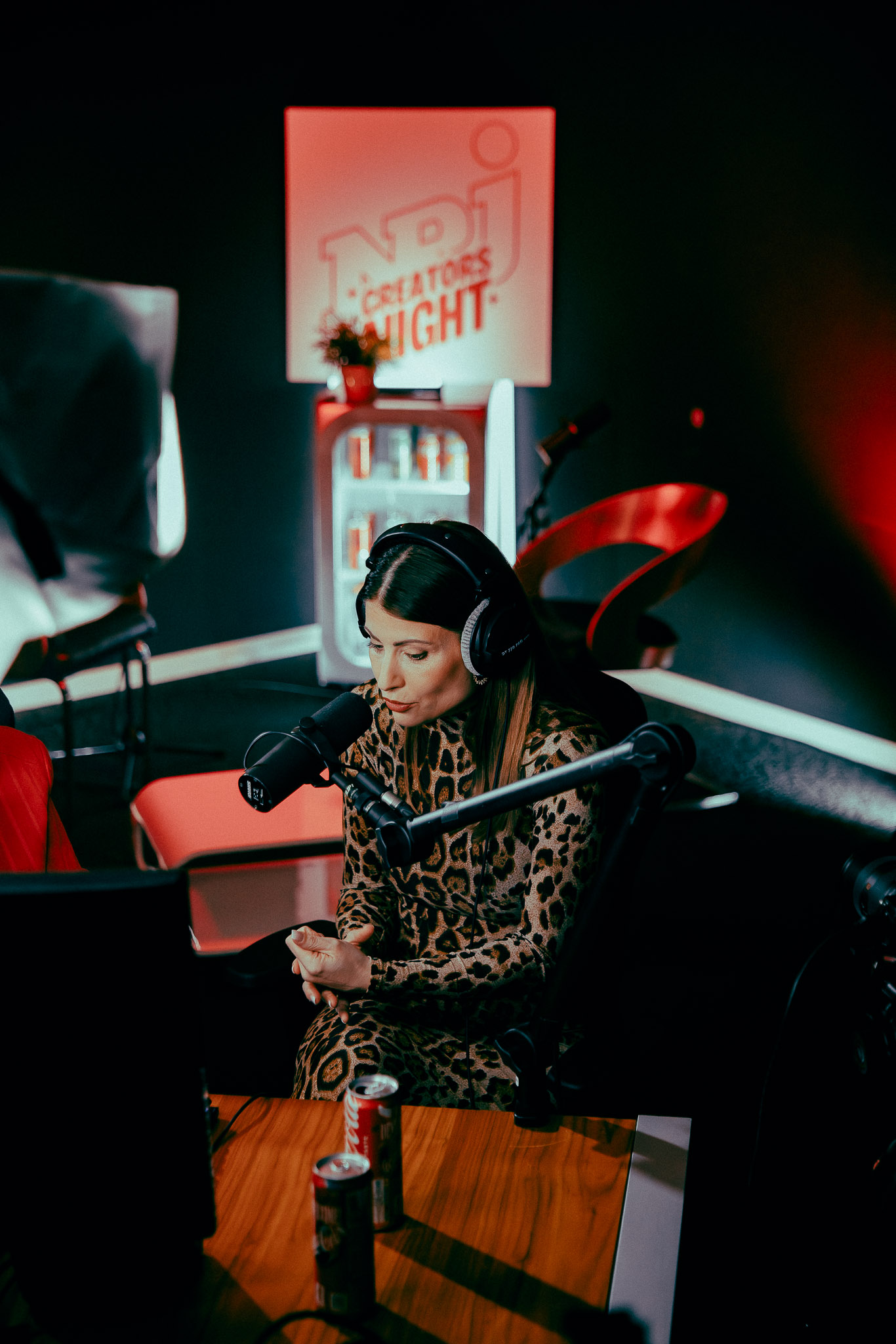 une femme assise devant un microphone