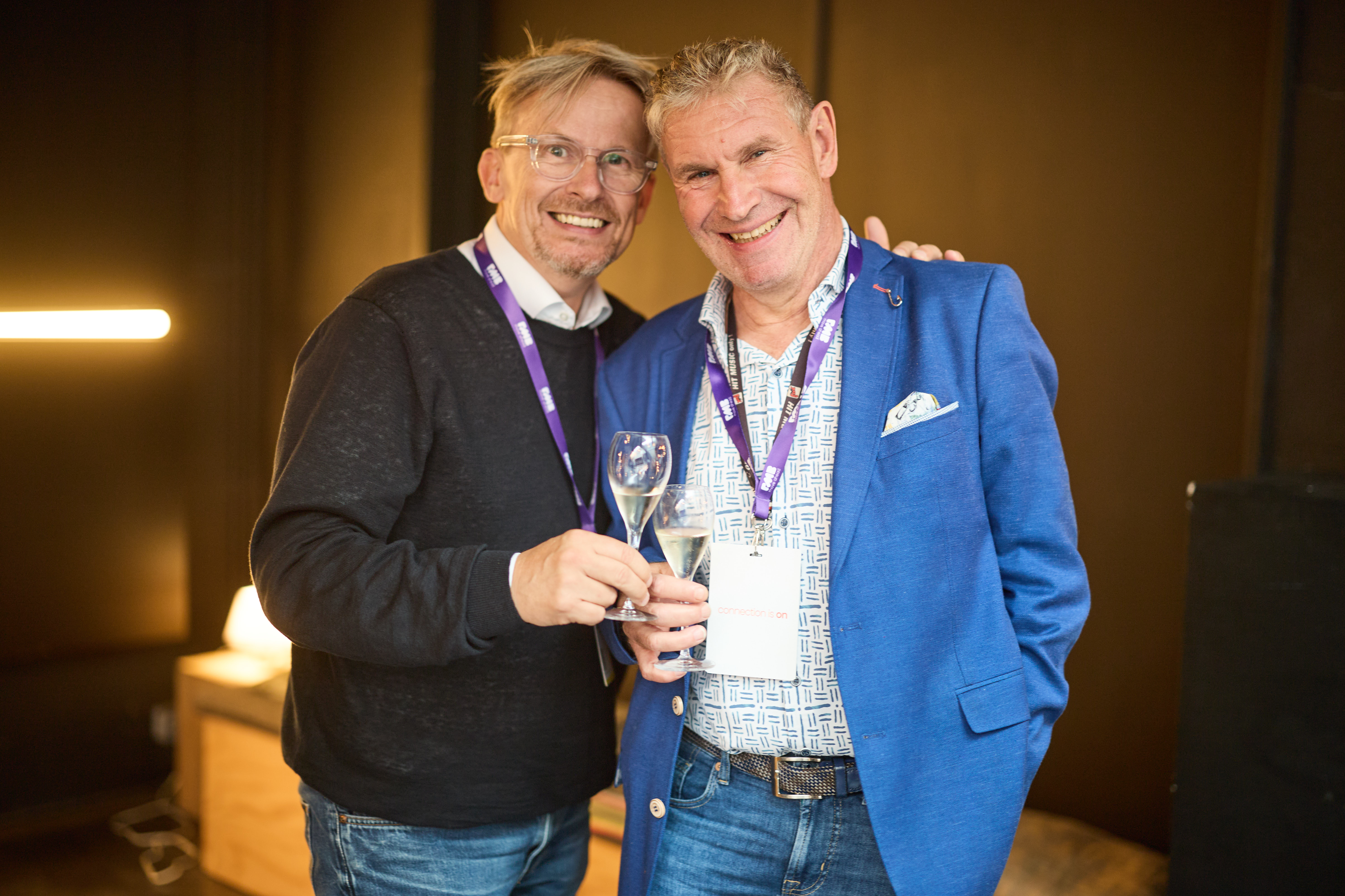 deux hommes tenant des verres à vin
