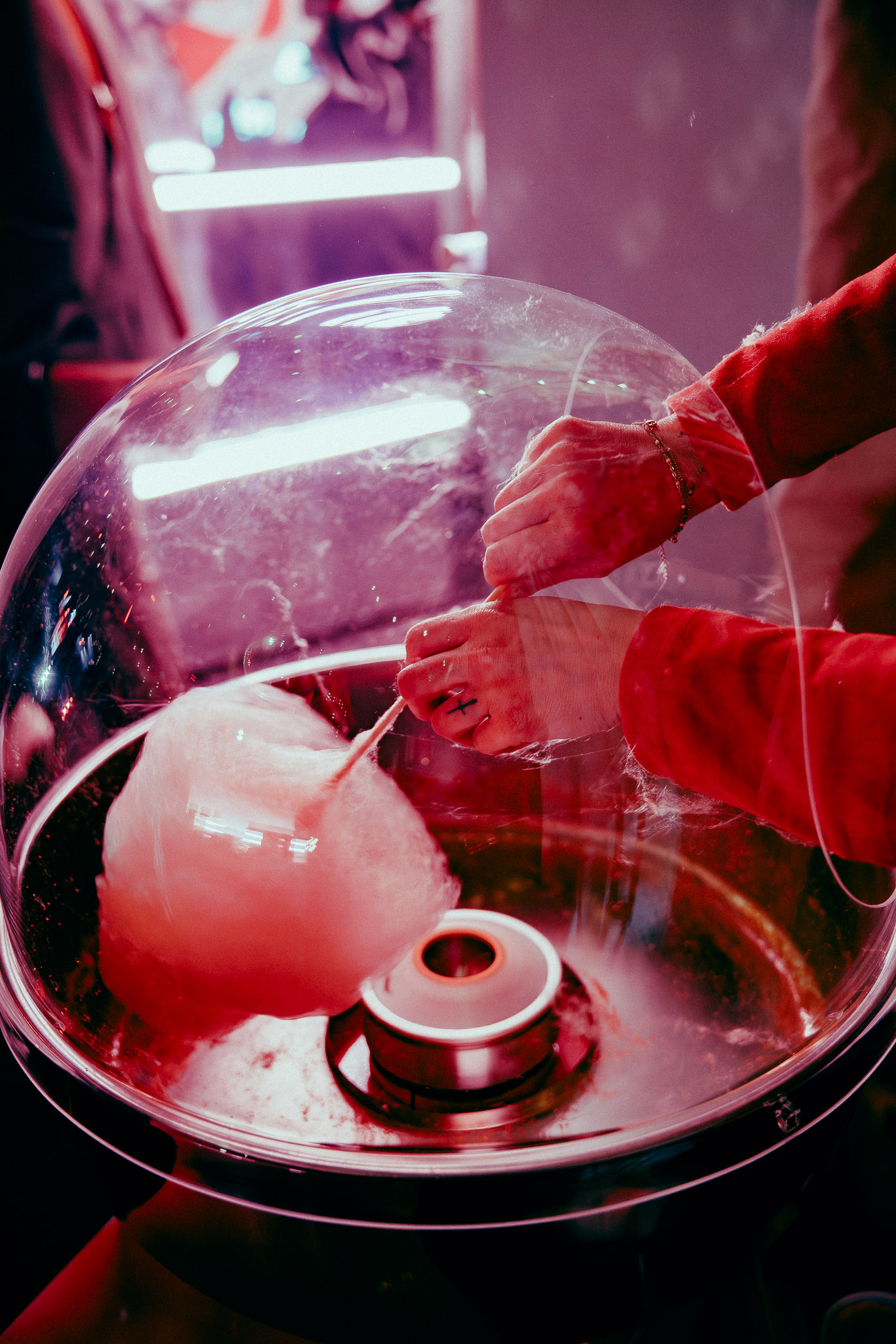 une personne faisant de la barbe à papa