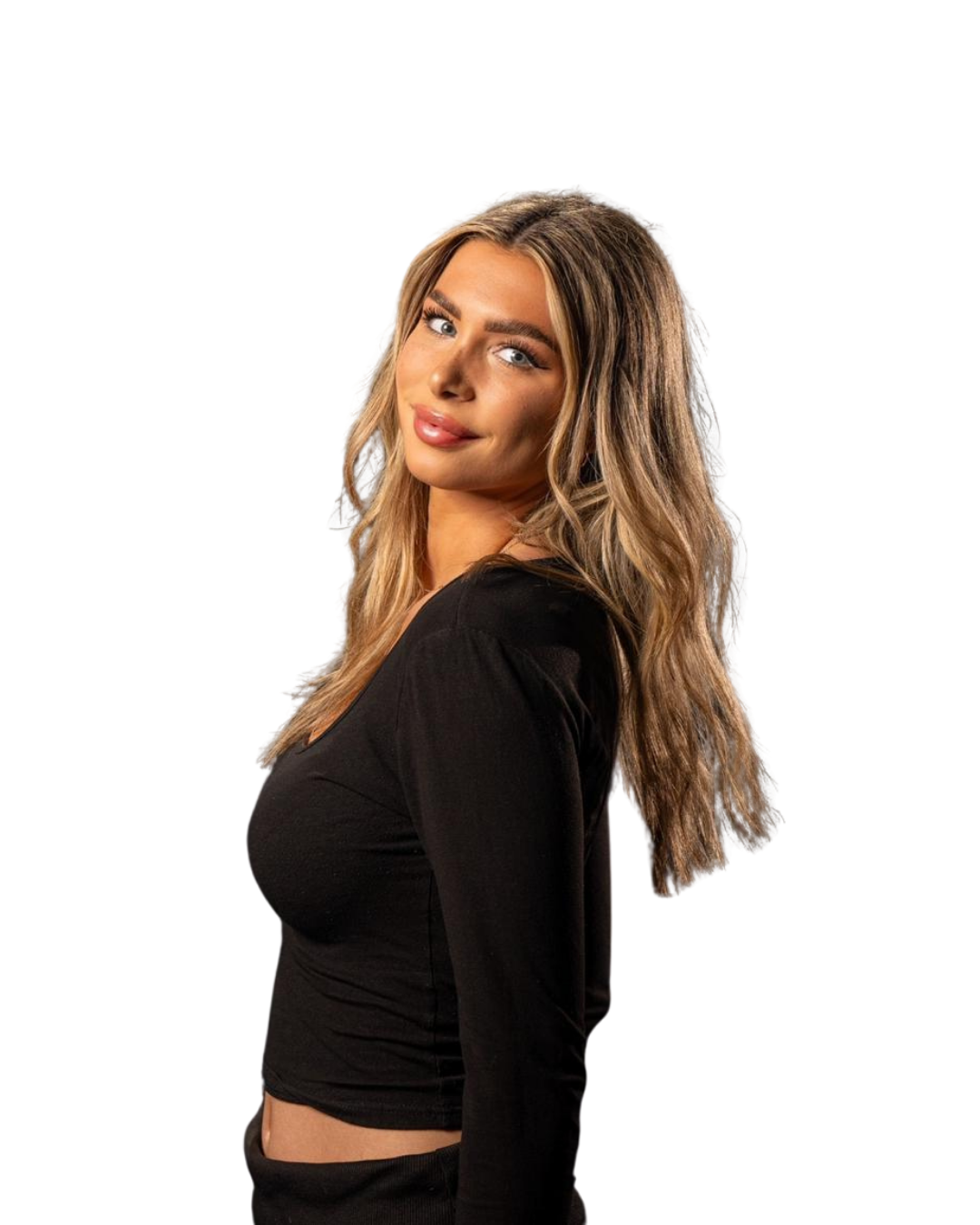une femme en chemise noire