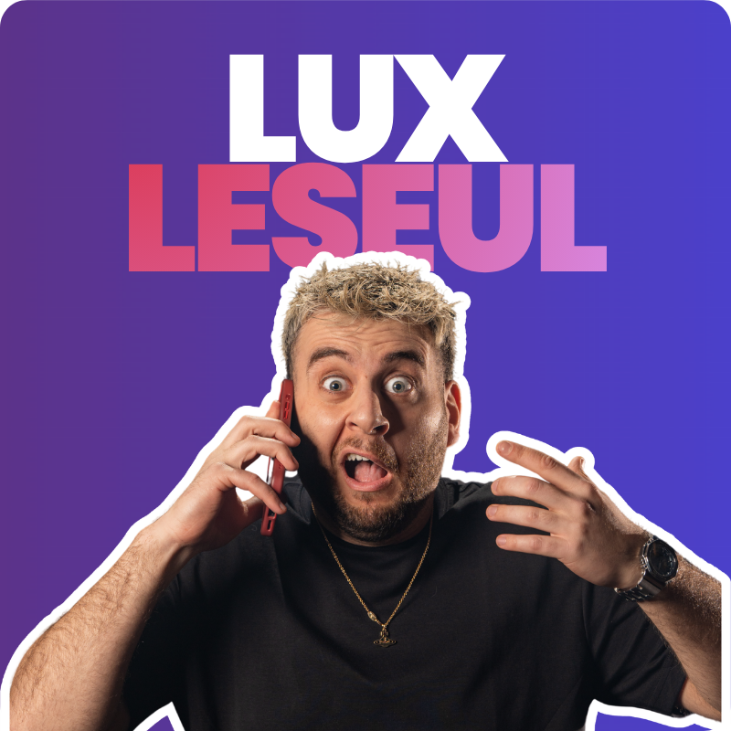 een man met een verbaasde blik op zijn telefoon