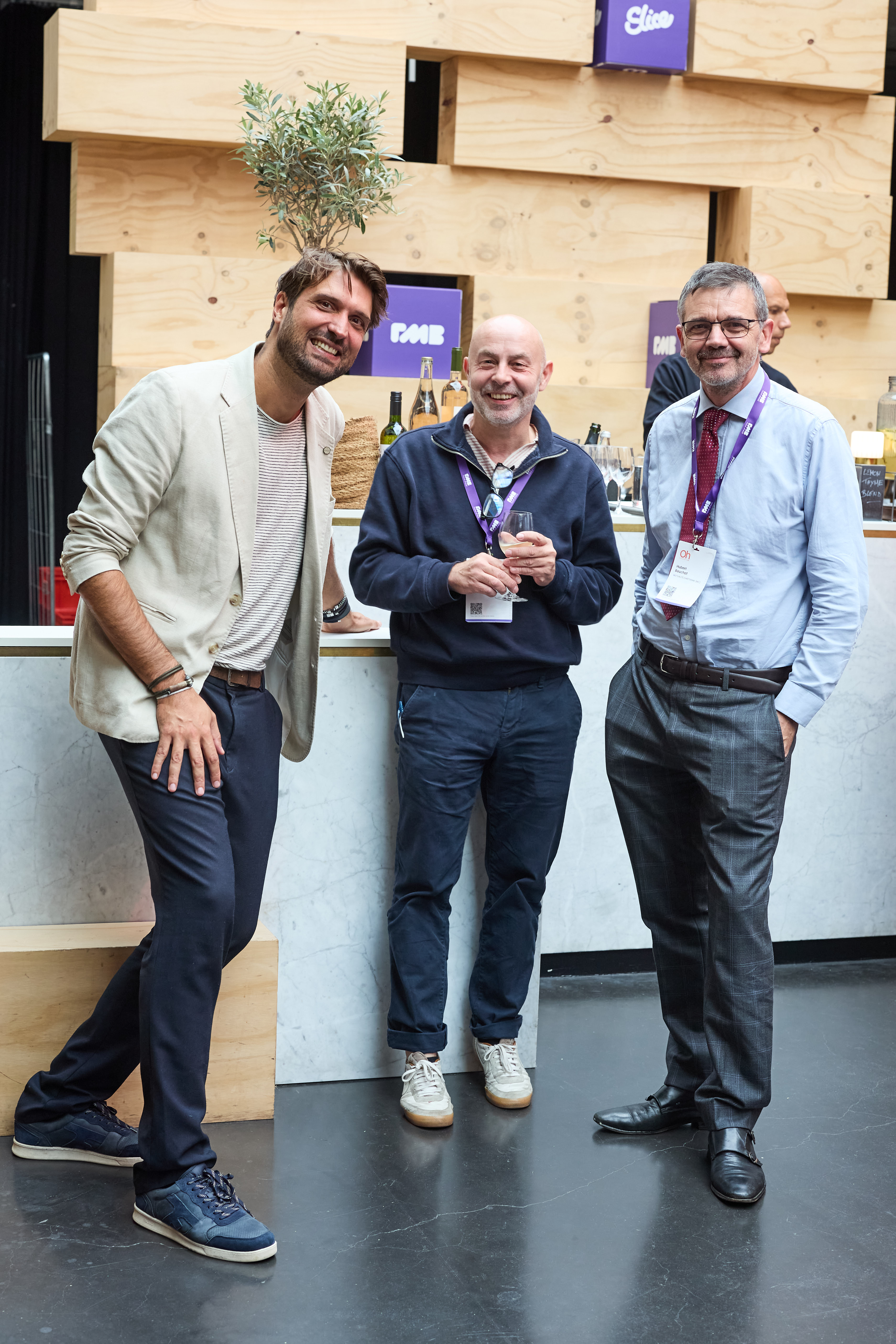 un groupe d’hommes debout ensemble, souriants