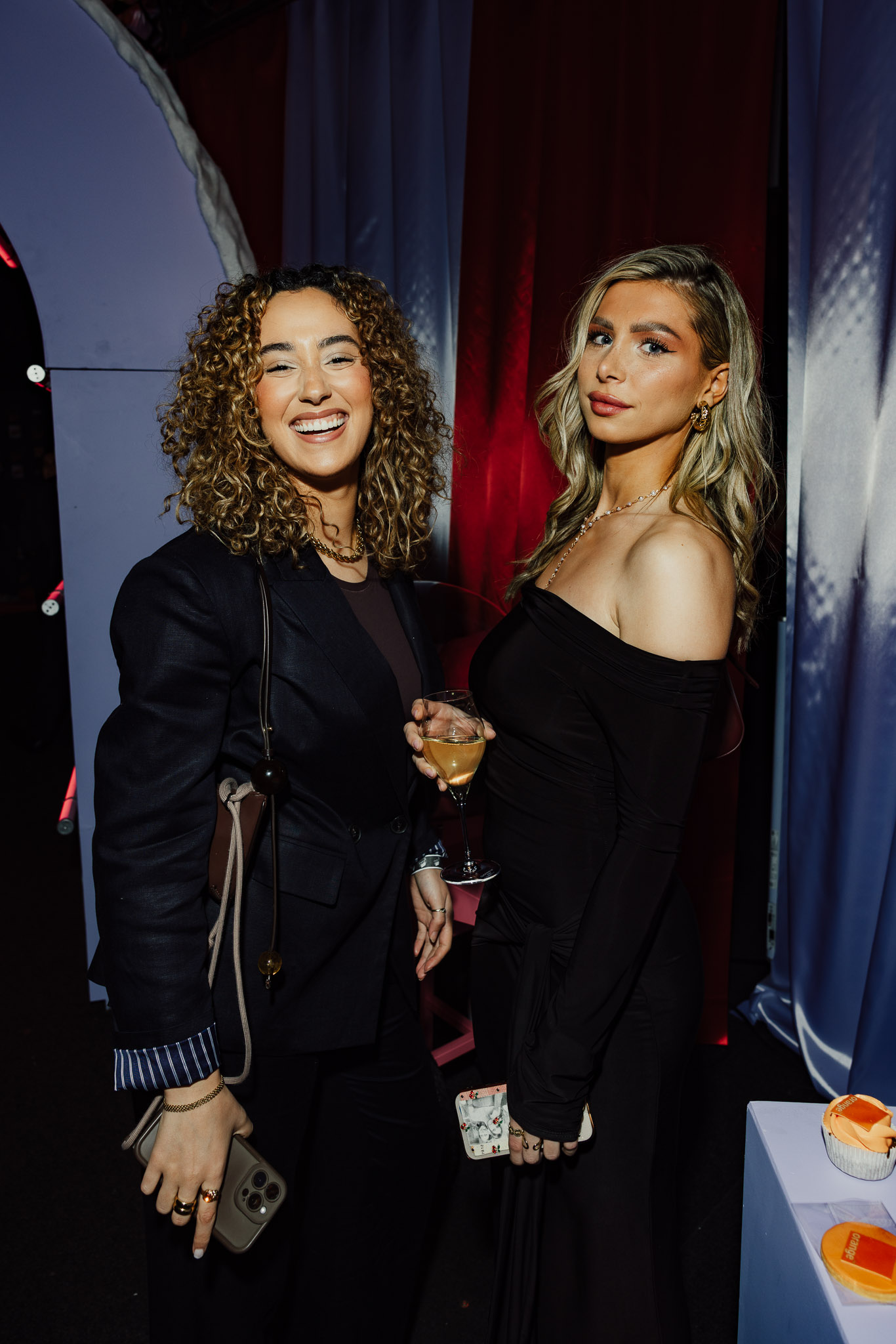 Twee vrouwen poseren voor een foto