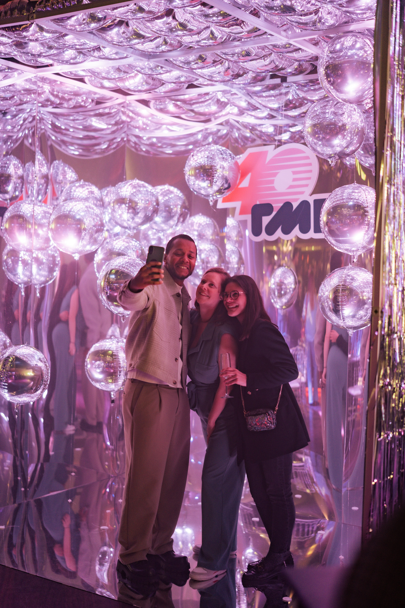 soirée 40 ans Galerie Photos RMB coin photos ballons argentés Adam Laura Marie So - trois personnes selfz