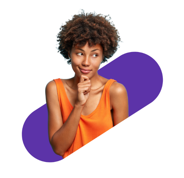 femme souriante regardant vers la droite