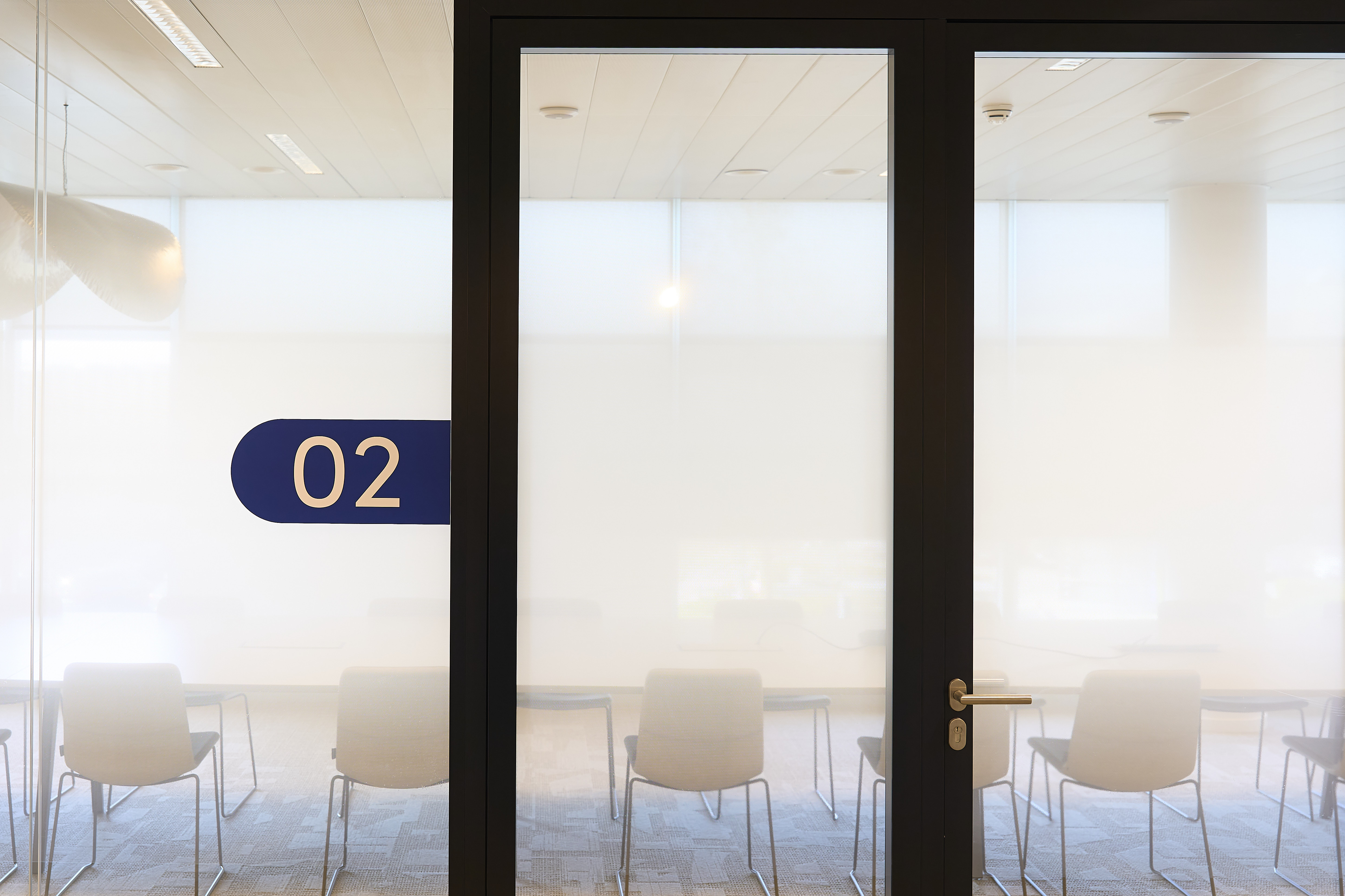 une porte vitrée avec un numéro dessus