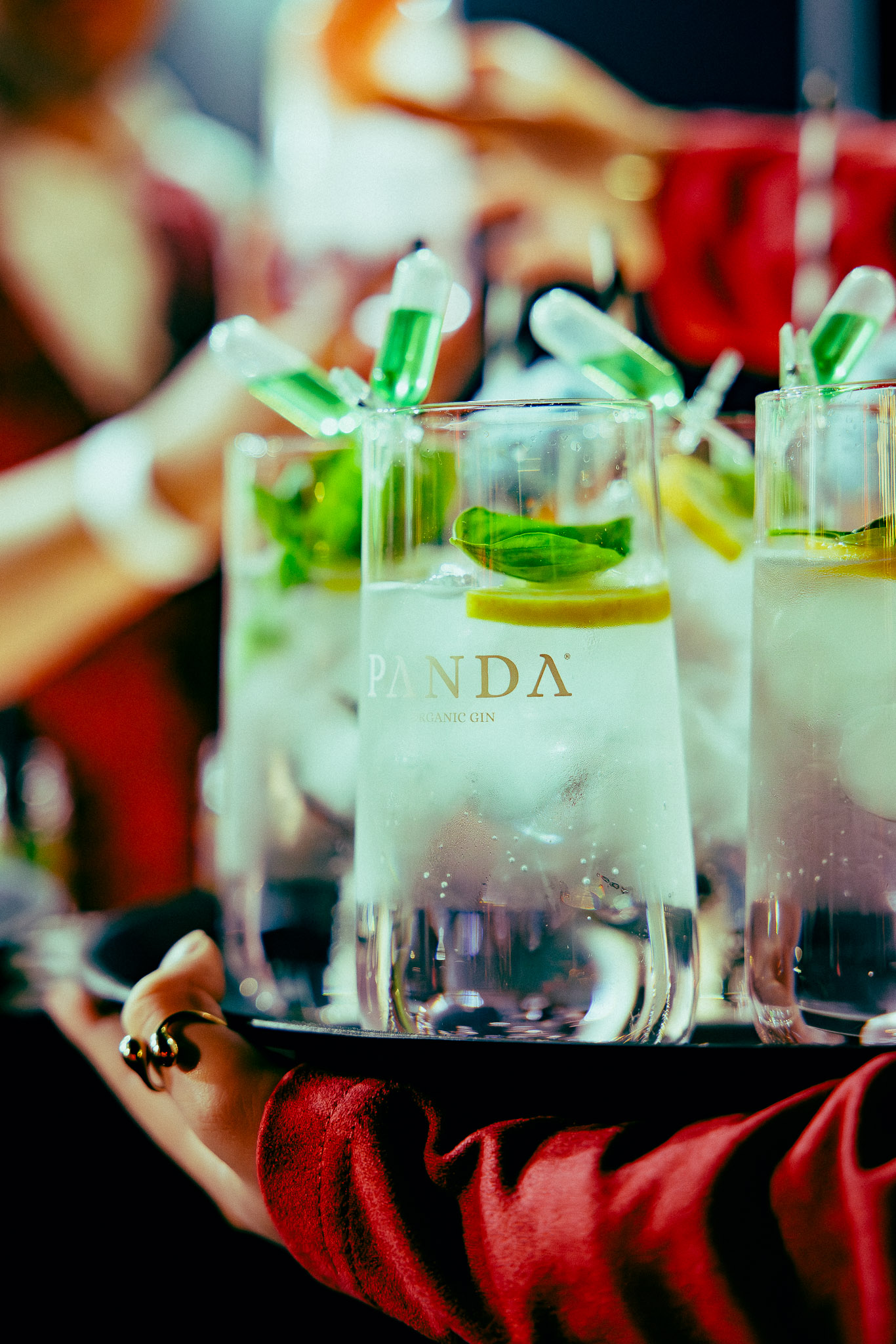 un plateau de boissons avec une personne les tenant