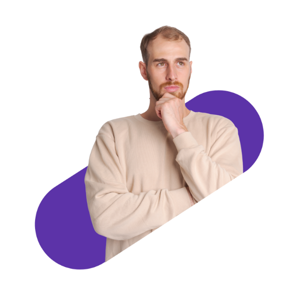 nadenkende man die zijn hand op zijn kin legt en in de verte kijkt