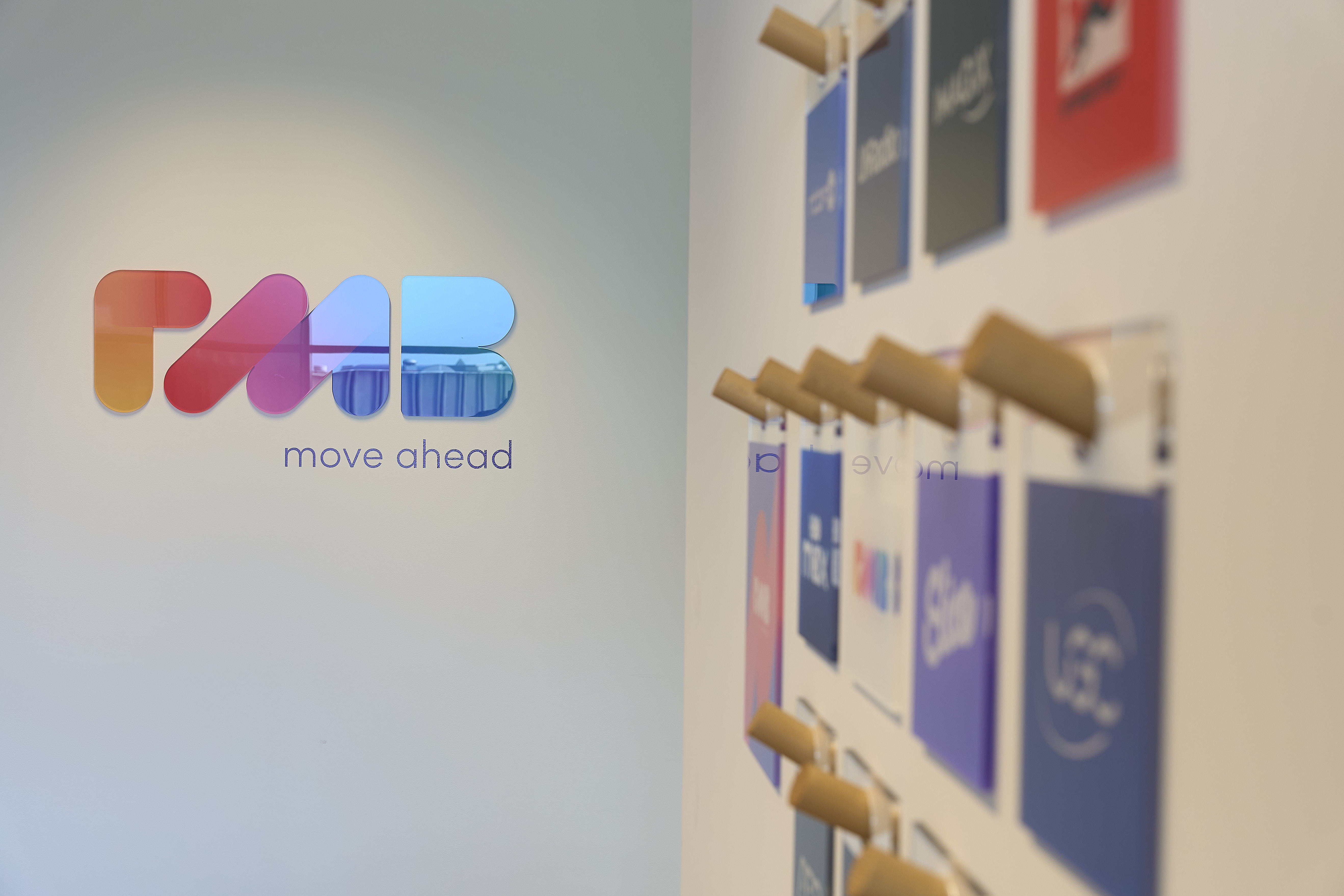 un mur avec de nombreux panneaux dessus