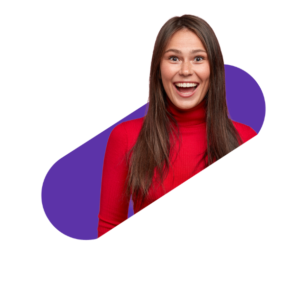 femme brune souriante