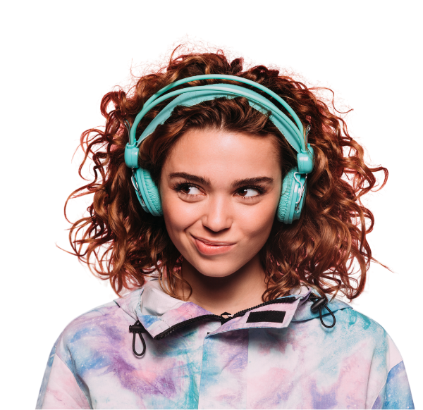 femme souriante écoutant de la musique avec un casque