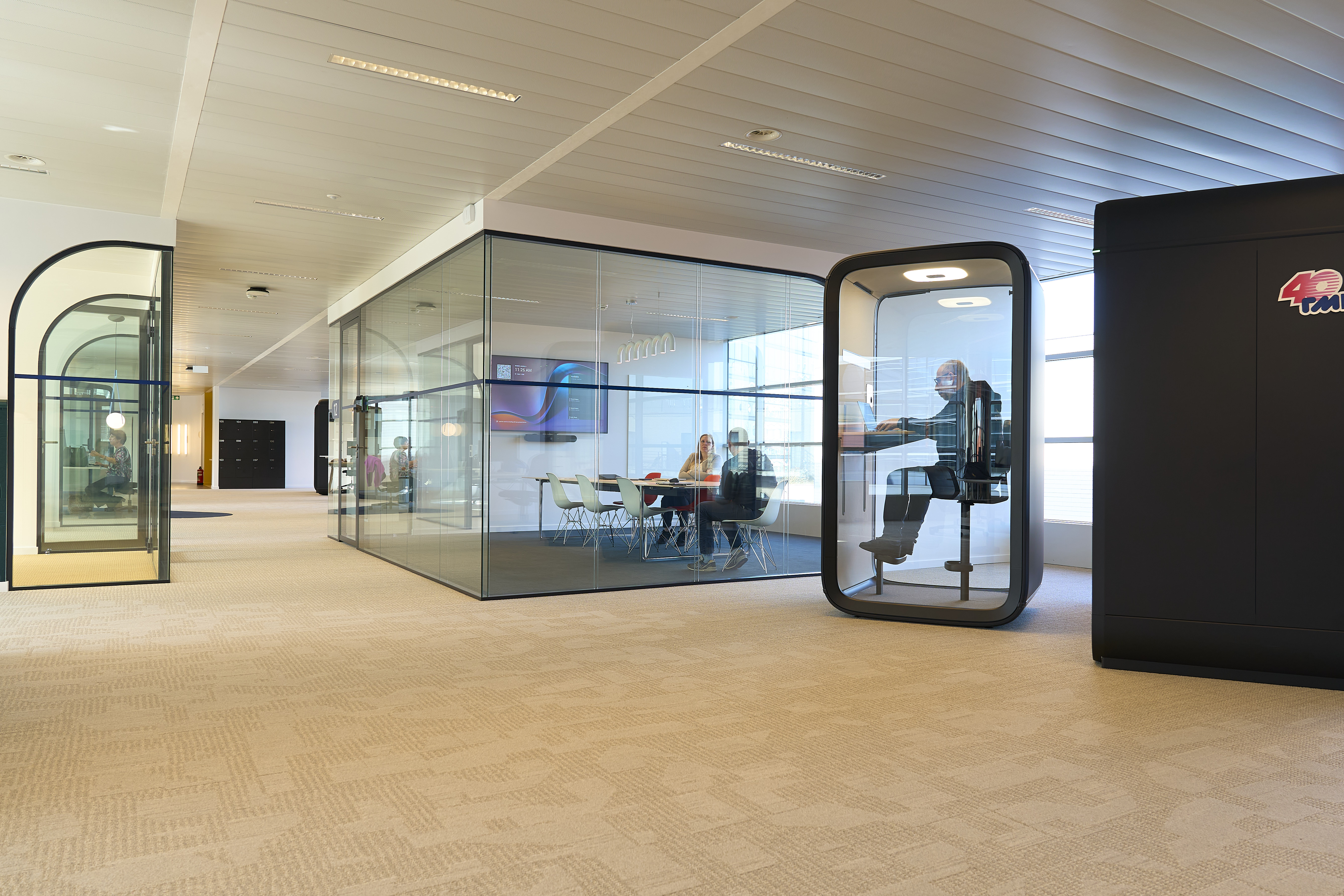 un mur de verre à l'intérieur d'un bâtiment