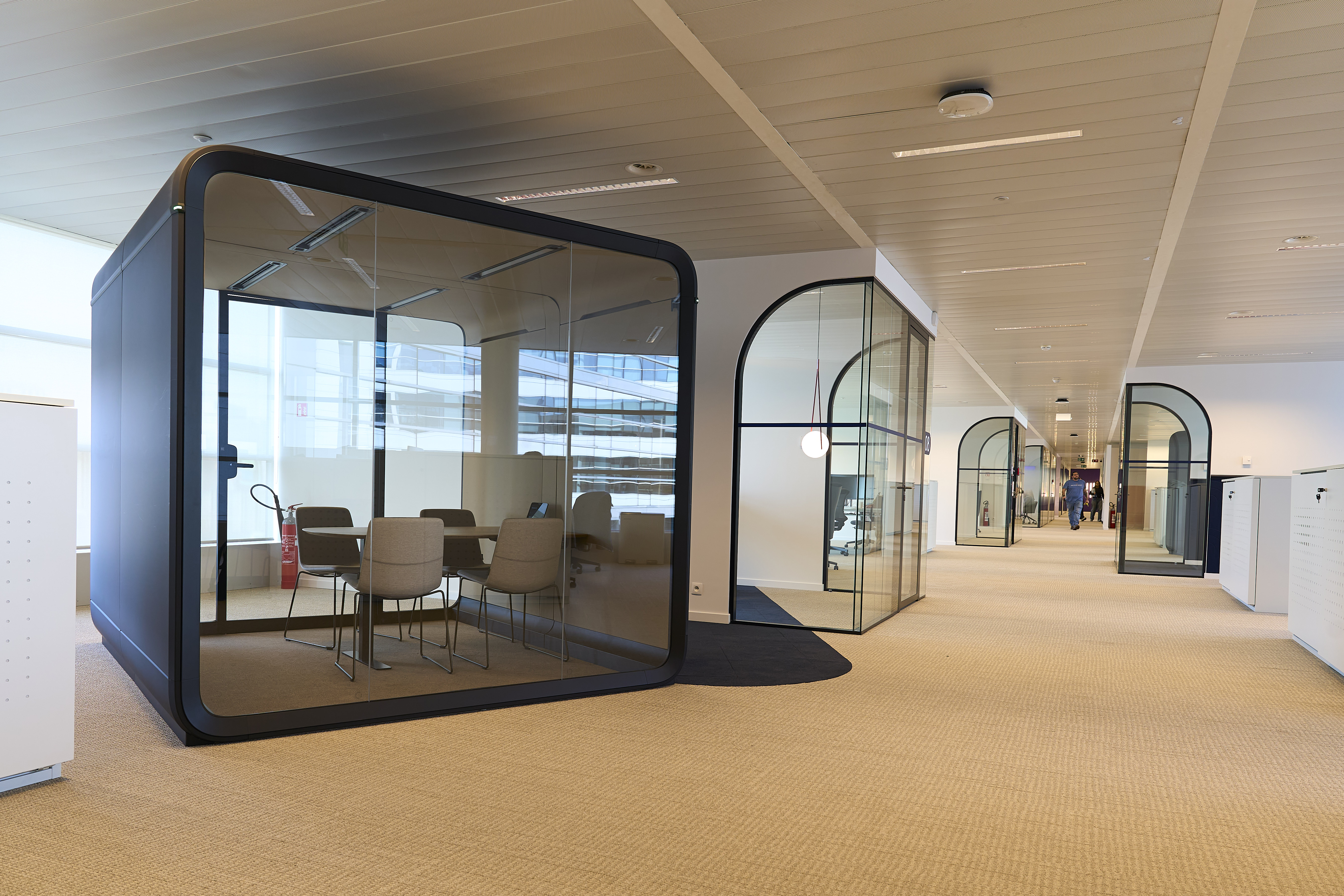 des murs en verre dans un bâtiment