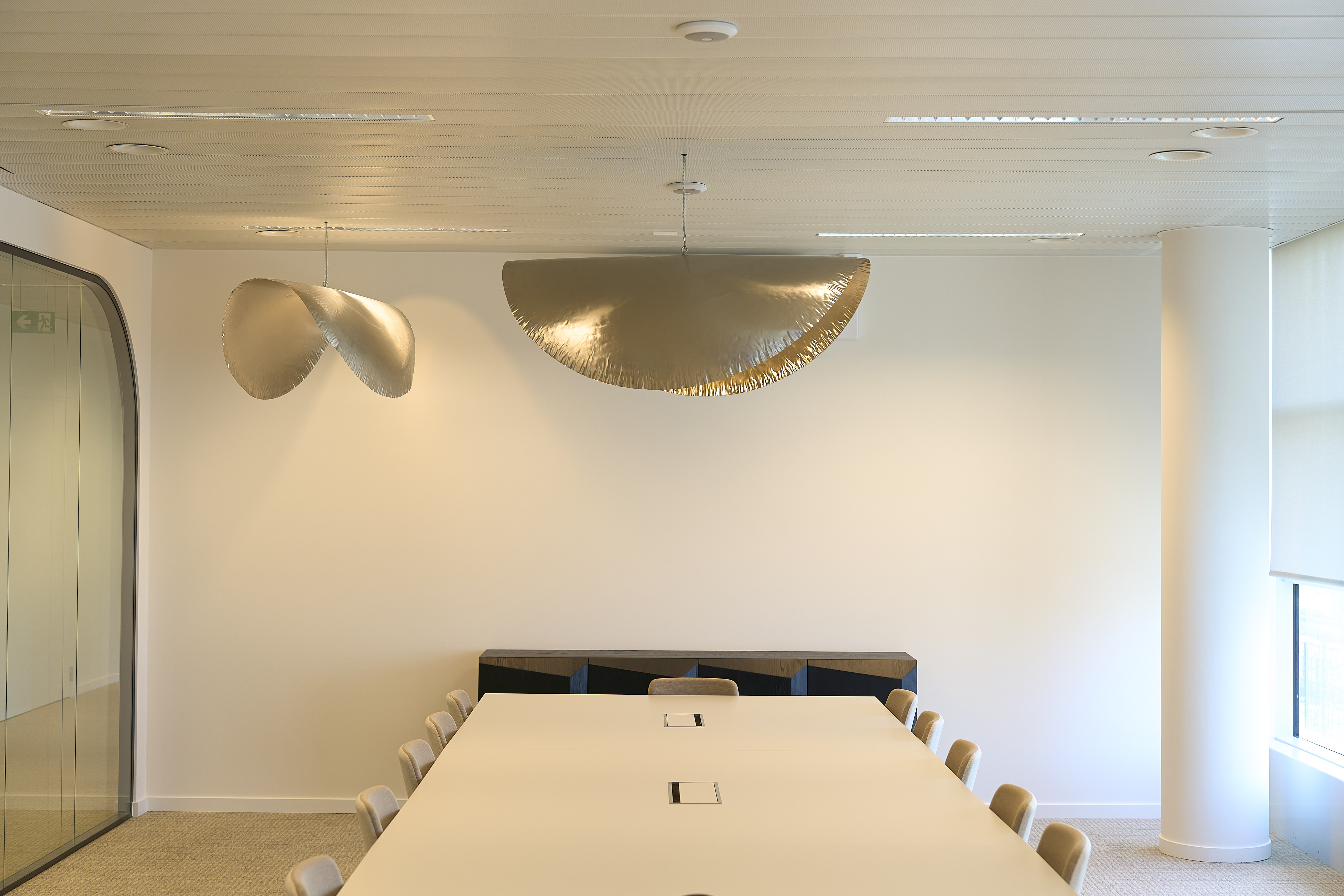 une pièce avec une table et des chaises