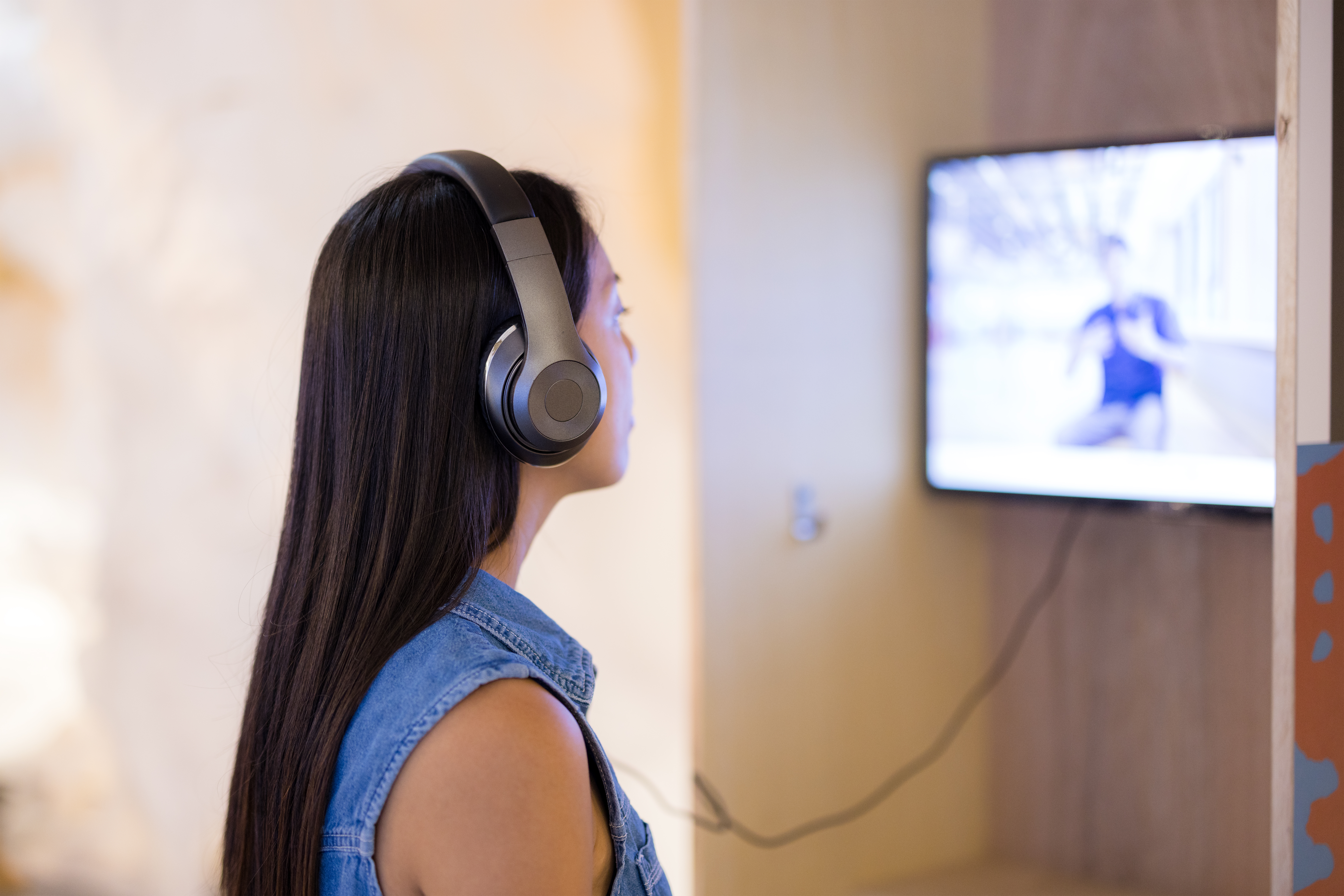 woman audio tour museum headphones audio description news