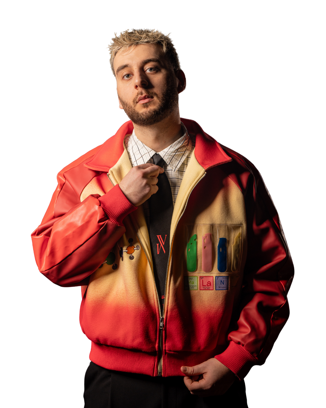 un homme portant une veste rouge et jaune