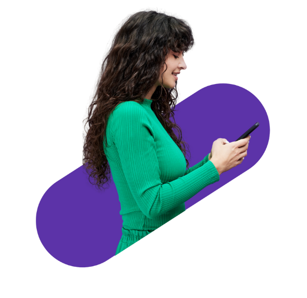 bruinharige vrouw zijaanzicht in het groen aan haar telefoon