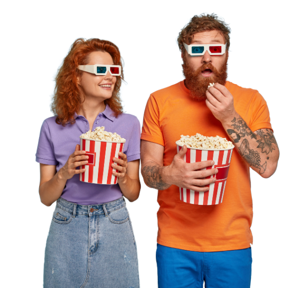 Une homme et une femme mangeant du popcorn
