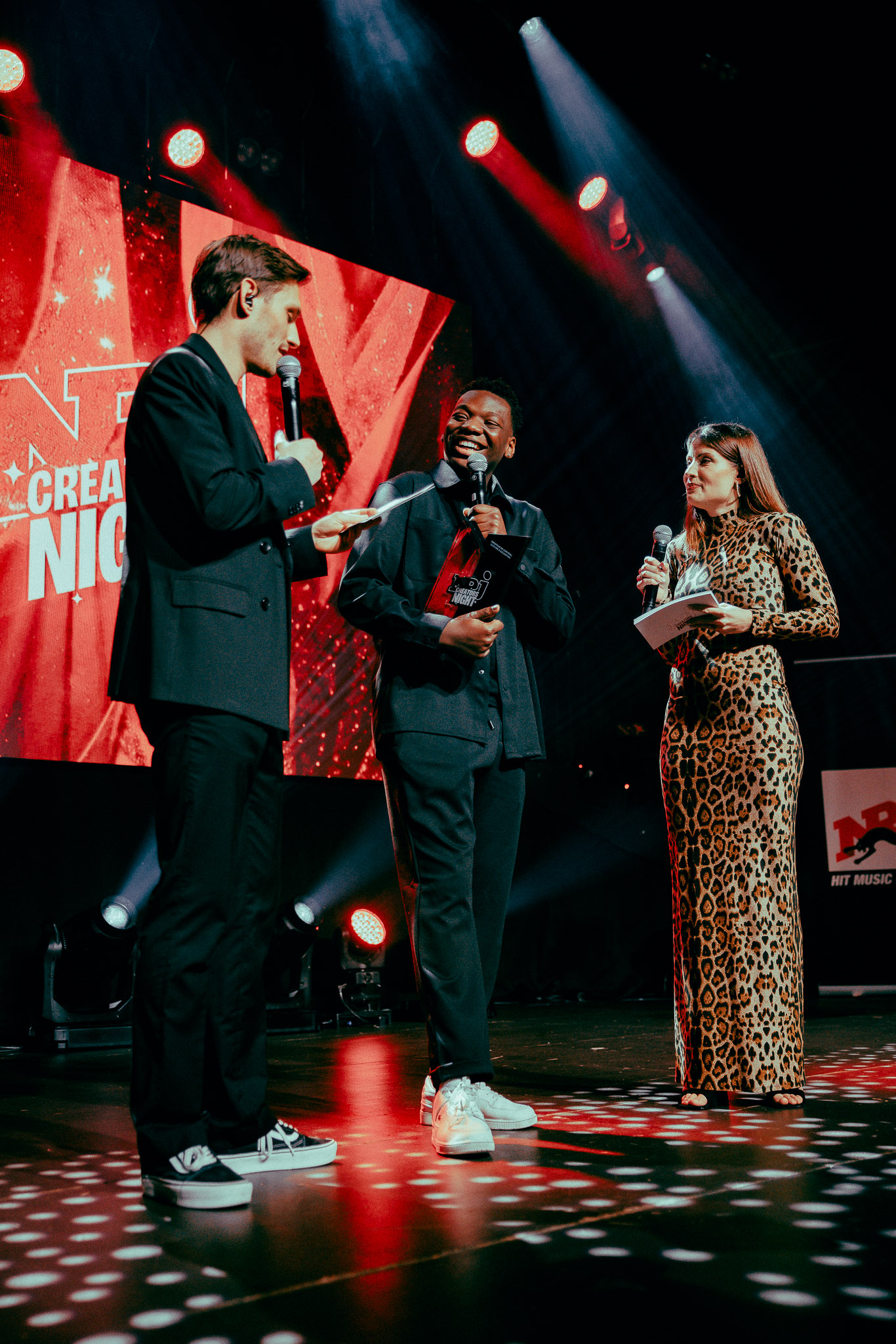 un groupe de personnes sur une scène
