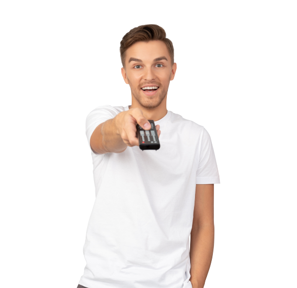 homme souriant tenant une télécommande