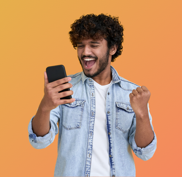 gelukkige man die glimlacht naar zijn telefoon