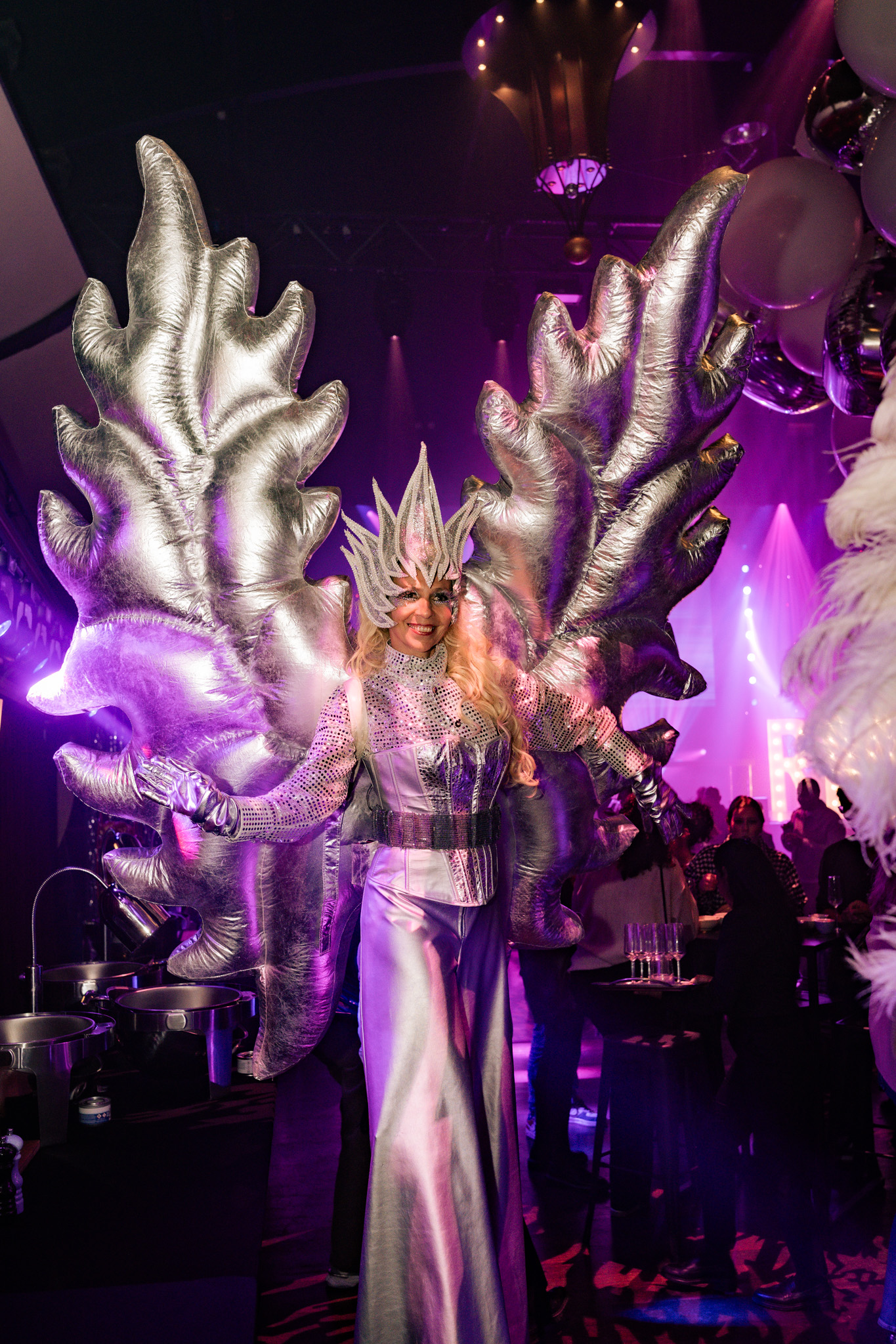 soirée 40 ans Galerie Photos RMB danseuse échasse