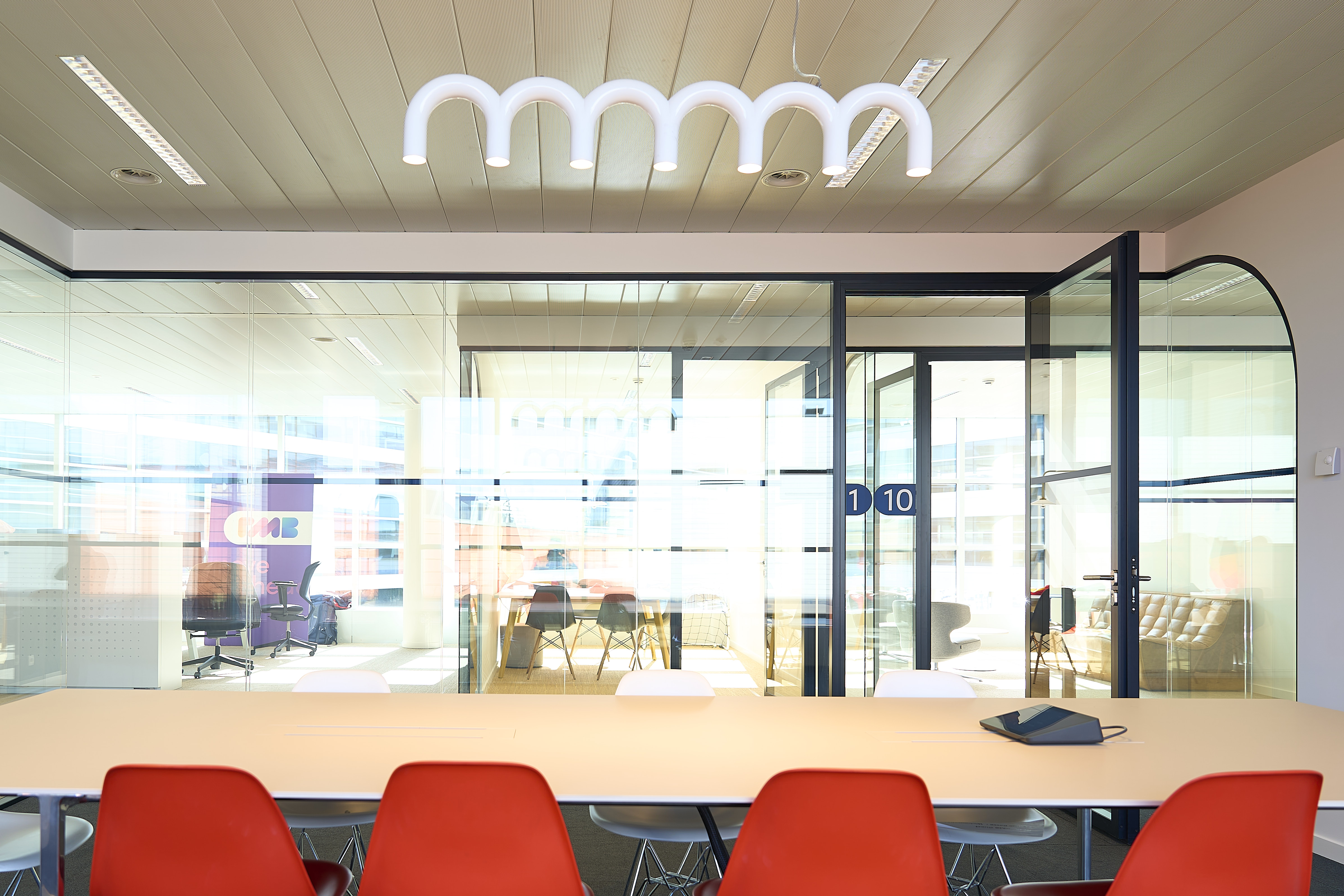 une salle de conférence avec une table et des chaises