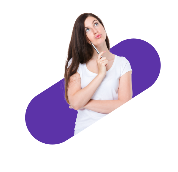 vrouw die nadenkt met haar kin op haar pen in haar hand