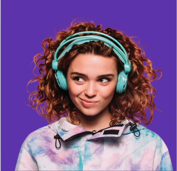 femme souriante écoutant de la musique avec un casque