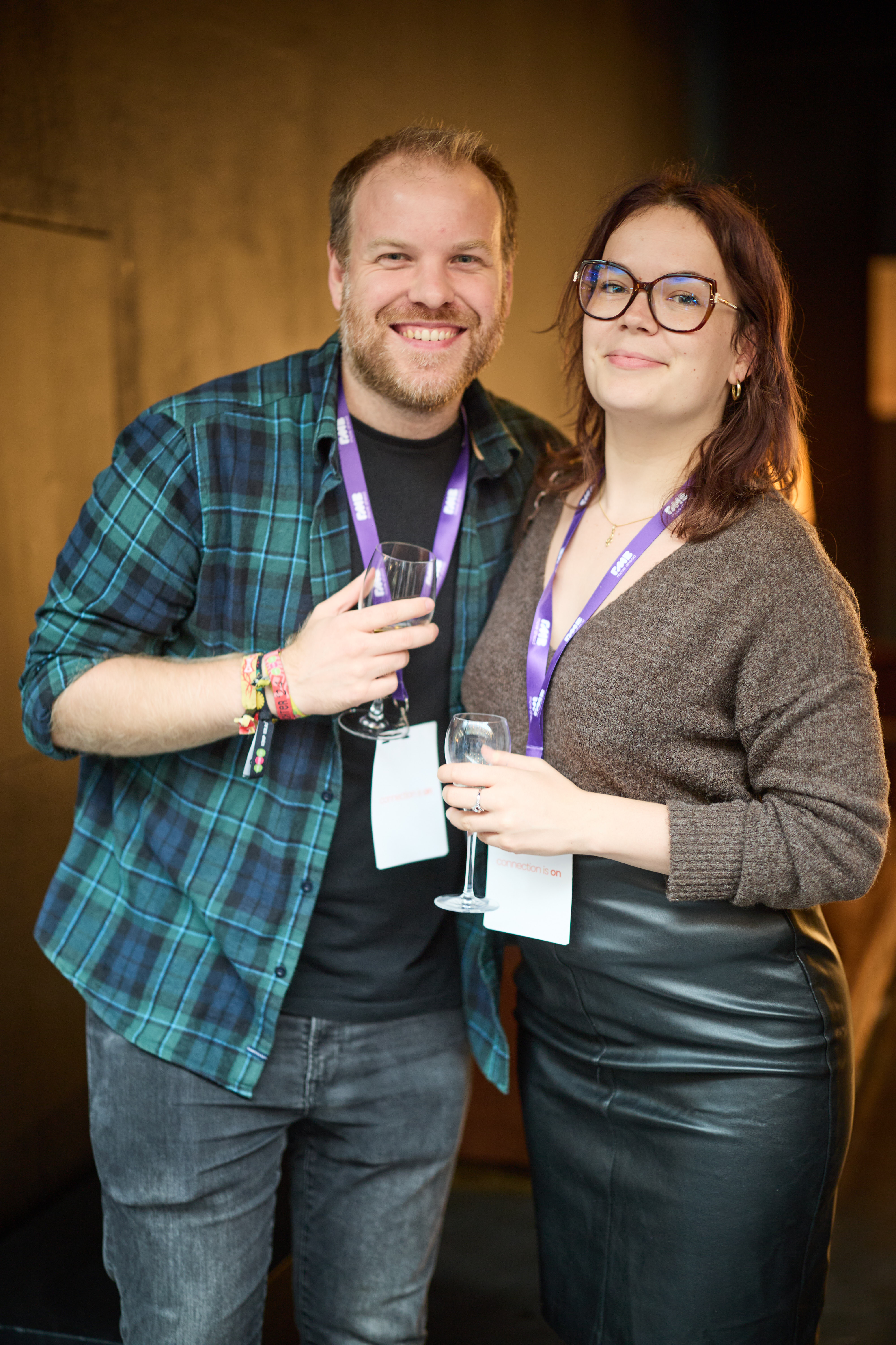 un homme et une femme tenant des verres à vin