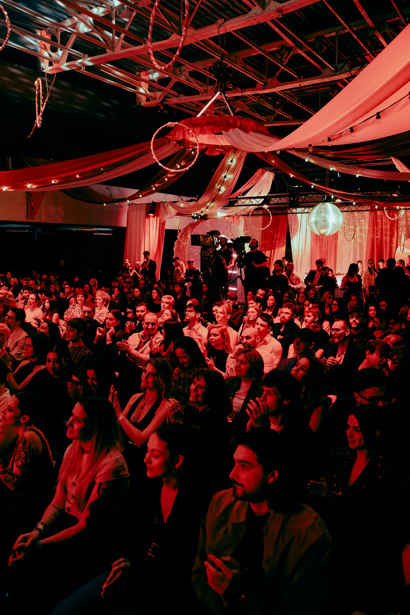 un groupe de personnes dans une pièce