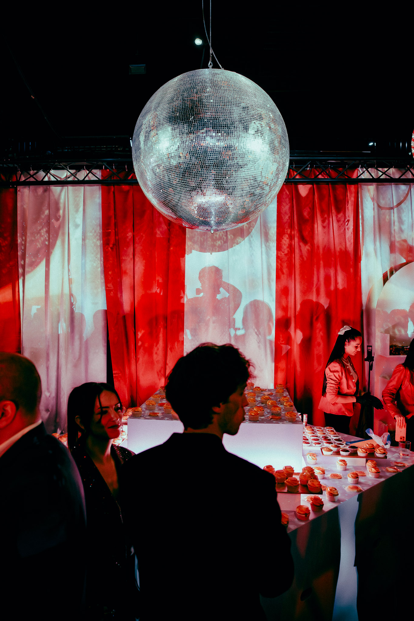un groupe de personnes dans une pièce avec une boule à facettes