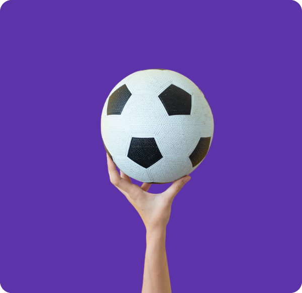 ballon de football sur fond mauve avec bords arrondis