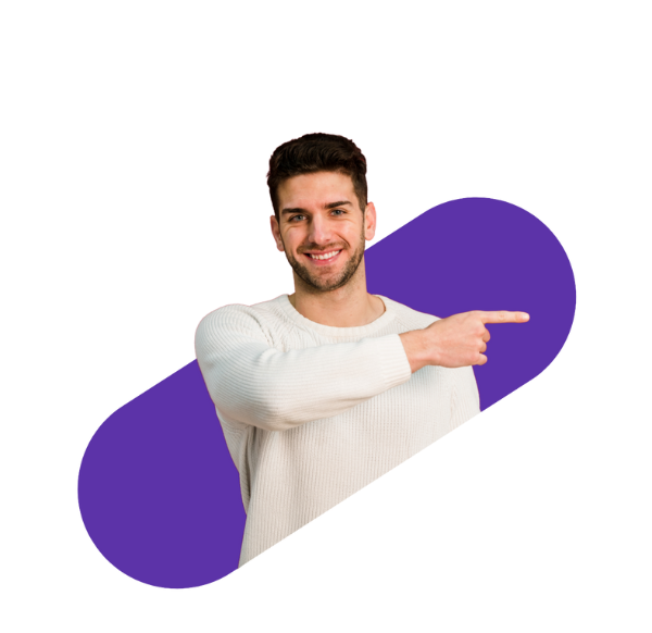 Homme souriant pointant vers la droite